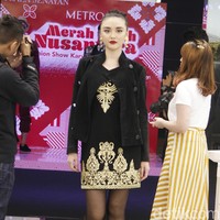 Metro Department Store menggandeng beberapa brand ternama untuk mememerkan koleksi busananya di antaranya Studio 133 biyan, Danar Hadi, Batik Semar dan Batik Keris, untuk memeriahkan Hut RI ke-74. Fashion show digelar di Metro Plaza Senayan, Jakarta Pusat. [Jumat, 9/8/2019]. Foto: Mohamamd Abduh/Wolipop