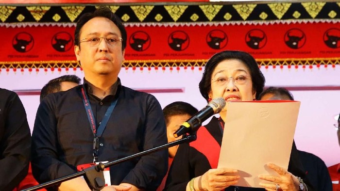 Ketua Umum PDI Perjuangan Megawati Soekarnoputri (kedua kanan) saat melantik Sekjen PDIP Hasto Kristiyanto (kiri), Ketua DPP PDIP bidang UMKM, Ekonomi Kreatif, dan Ekonomi Digital Prananda Prabowo (kedua kiri), Ketua DPP PDIP bidang Politik dan Keamanan Puan Maharani (kanan) dan sejumlah pengurus DPP PDIP lainnya saat penutupan Kongres V PDI Perjuangan di Sanur, Denpasar, Bali, Sabtu (10/8/2019).