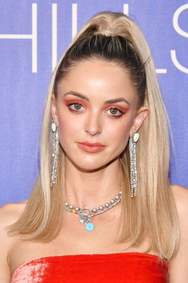 Miley Cyrus dan Liam Hemsworth dikabarkan berpisah setelah delapan bulan menikah. Tak lama, pelantun Mothers Daughter itu kedapatan bermesraan dengan Kaitlynn Carter. Foto: Getty Images