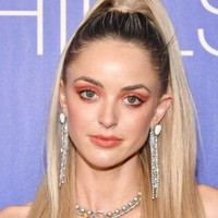 Miley Cyrus dan Liam Hemsworth dikabarkan berpisah setelah delapan bulan menikah. Tak lama, pelantun Mothers Daughter itu kedapatan bermesraan dengan Kaitlynn Carter. Foto: Getty Images