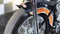 Tidak hanya detailnya yang rumit, motor modifikasi garapan Rio juga mengusung ciri khas Sumatera Selatan yang kuat, dengan menghadirkan corak hewan endemik kebanggaan Sumatera, Harimau. Ada juga sentuhan lokal lain, berupa corak kain Songket yang juga khas Sumatera Selatan. Pool/Suryanation Motorland.