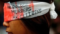 Selain membawa poster dan beragam tulisan lainnya, para massa aksi di Bandara Internasional Hong Kong ada pula yang mengenakan perban putih untuk menutup mata sebagai simbol dari kekerasan yang dilakukan polisi kepada massa aksi pro-demokrasi. Tyrone Siu/Reuters.