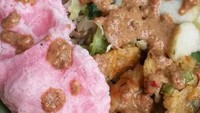 Selain nasi putih, pecel pincuk juga enak dimakan dengan lontong. Bakwan jagung dan rempeyek bisa jadi pelengkapnya. Foto : Instagram @dhanisatyadharma