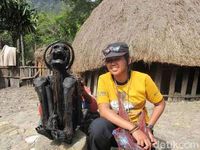 Wisatawan yang berfoto dengan mumi di Wamena (Afif Farhan/detikcom)