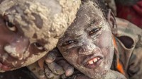 Anak-anak pun juga larut dalam keceriaan acara (Paul de Roos/BBC Travel)