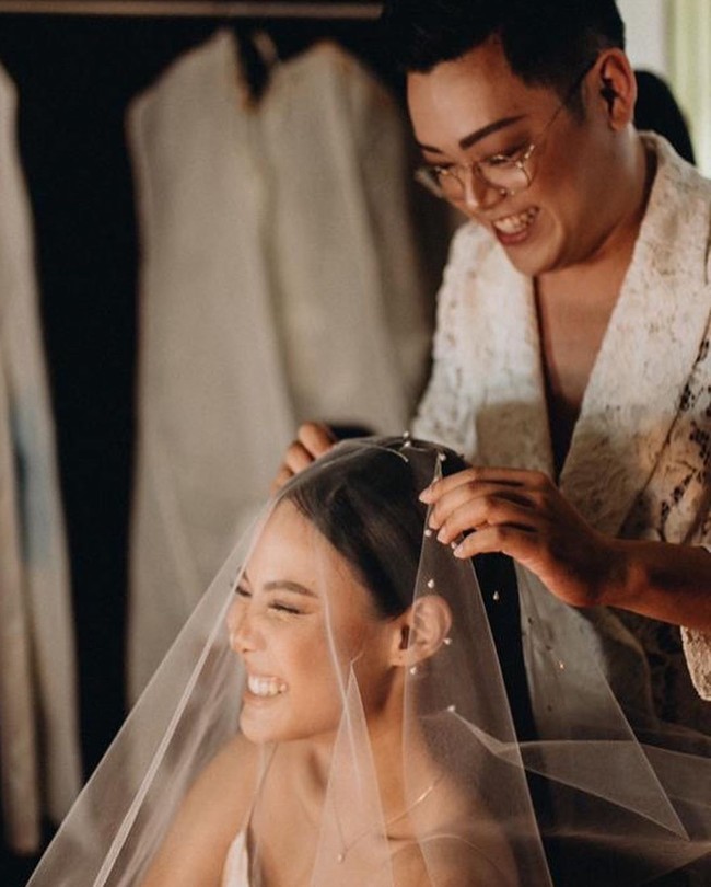 Di Instagramnya, wanita yang berprofesi sebagai makeup artist itu mengungkapkan bahwa makeup sendiri di pesta pernikahannya menjadi keputusan yang tepat. Vinna merasa puas dengan hasil makeupnya, meski di awal ia mengaku sempat malas untuk memulai makeup.  Foto: dok. Instagram @vinnagracia/fotografer @mike.omarr @morden.co 