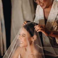 Di Instagramnya, wanita yang berprofesi sebagai makeup artist itu mengungkapkan bahwa makeup sendiri di pesta pernikahannya menjadi keputusan yang tepat. Vinna merasa puas dengan hasil makeupnya, meski di awal ia mengaku sempat malas untuk memulai makeup.  Foto: dok. Instagram @vinnagracia/fotografer @mike.omarr @morden.co 