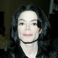 Michael Jackson yang juga dikenal dengan sebutan King of Pop dilaporkan memiliki utang miliaran rupiah saat dirinya meninggal secara mendadak pada 2009 silam. Semasa hidupnya Michael Jackson banyak mengambil pinjaman yang tidak kunjung dibayar sehingga mengakibatkan bunga utangnya semakin menumpuk. Foto: Carlo Allegri/Getty Images