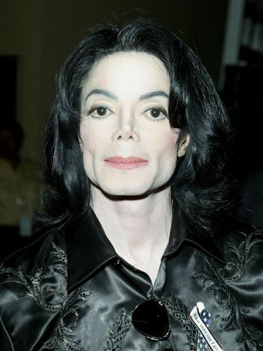 selebriti pernah bangkrut LAS VEGAS - OCTOBER 27: (FILE PHOTO) Singer Michael Jackson poses backstage at the 2003 Radio Music Awards at the Aladdin Casino Resort October 27, 2003 in Las Vegas, Nevada. Police armed with a search warrant swarmed Jackson's Neverland Ranch in the Santa Ynez Valley November 18, 2003 outside of Santa Barbara. The purpose of the search was not disclosed. (Photo by Carlo Allegri/Getty Images)