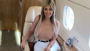 Berbaju Ketat, Artis Ini Bikin Heboh Satu Stasiun