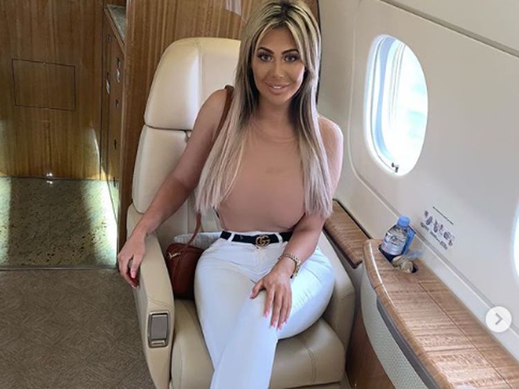 Berbaju Ketat, Artis Ini Bikin Heboh Satu Stasiun