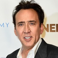 Nicolas Cage dikabarkan tidak dapat mengatur uang dan terus menghabiskan kekayaannya sebesar USD 150 ribu. Selain itu Cage juga memiliki beberapa properti yang terkena pajak namun belum dibayarkan sehingga membuatnya harus mengeluarkan sekitar USD 6 juta. Situasi keuangan Cage yang buruk membuatnya harus menjual banyak barang pribadinya, termasuk buku komiknya yang berharga. Foto: Frazer Harrison/Getty Images