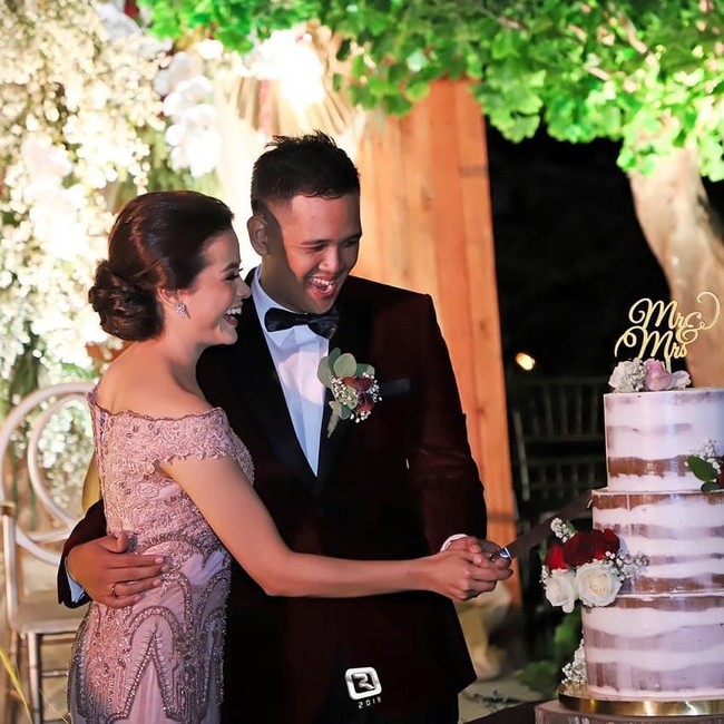 Aksi flasmob dengan diselingi zumba dilakukan Cantika saat resepsi pernikahannya yang digelar malam harinya di Hidden Paradise, Pondok Cabe, Jakarta Selatan. Pada pesta tersebut, Cantika tampil dengan gaun modern berwarna dusty pink yang merupakan rancangan dari sang tante Chintami Atmanagara. Foto: dok. instagram @minatiatmanagara