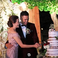 Aksi flasmob dengan diselingi zumba dilakukan Cantika saat resepsi pernikahannya yang digelar malam harinya di Hidden Paradise, Pondok Cabe, Jakarta Selatan. Pada pesta tersebut, Cantika tampil dengan gaun modern berwarna dusty pink yang merupakan rancangan dari sang tante Chintami Atmanagara. Foto: dok. instagram @minatiatmanagara