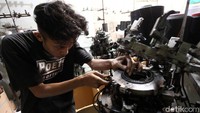 Industri rumahan itu juga memiliki sejumlah mesin yang dioperasikan untuk menunjang proses produksi kaus kaki tersebut.