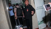 Diketahui, dalam kasus dugaan suap impor bawang putih ini, ada enam orang yang ditetapkan KPK sebagai tersangka, yaitu: CSU alias Afung (Chandry Suanda), DDW (Doddy Wahyudi), ZFK (Zulfikar), INY (I Nyoman Dhamantra), MBS (Mirawati Basri) dan ELV (Elviyanto).