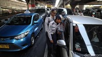 Sejumlah petugas Dishub DKI Jakarta dan petugas Polantas melakukan sosialisasi pembatasan lalu lintas ganjil-genap di kawasan perempatan depan Apartemen Green Pramuka, Jalan Pramuka,  Jakarta Timur, Senin (12/8/2019).