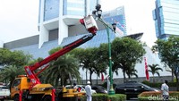 Petugas dari Suku Dinas Perindustrian dan Energi Kota Administrasi Jakarta Pusat tengah melakukan perawatan lampu penerangan jalan umum (LPJU).