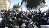 Dorong-dorongan antara polisi Israel dan umat muslim Palestina berlangsung cukup lama. AP Photo/Mahmoud Illean.