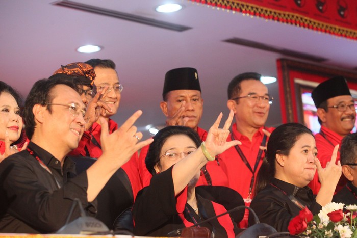 Ketua Umum PDI Perjuangan Megawati Soekarnoputri (kedua kanan) saat melantik Sekjen PDIP Hasto Kristiyanto (kiri), Ketua DPP PDIP bidang UMKM, Ekonomi Kreatif, dan Ekonomi Digital Prananda Prabowo (kedua kiri), Ketua DPP PDIP bidang Politik dan Keamanan Puan Maharani (kanan) dan sejumlah pengurus DPP PDIP lainnya saat penutupan Kongres V PDI Perjuangan di Sanur, Denpasar, Bali, Sabtu (10/8/2019).