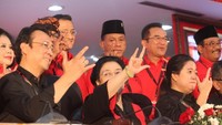 Mereka berfoto bersama usai acara sambil mengacungkan salam metal. Foto: dok. PDIP
