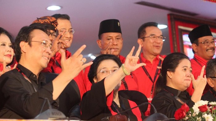 Ketua Umum PDI Perjuangan Megawati Soekarnoputri (kedua kanan) saat melantik Sekjen PDIP Hasto Kristiyanto (kiri), Ketua DPP PDIP bidang UMKM, Ekonomi Kreatif, dan Ekonomi Digital Prananda Prabowo (kedua kiri), Ketua DPP PDIP bidang Politik dan Keamanan Puan Maharani (kanan) dan sejumlah pengurus DPP PDIP lainnya saat penutupan Kongres V PDI Perjuangan di Sanur, Denpasar, Bali, Sabtu (10/8/2019).