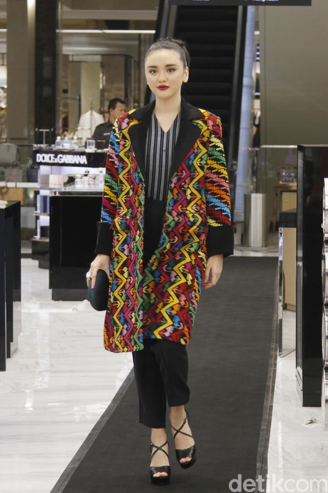 Metro Department Store menggandeng beberapa brand ternama untuk mememerkan koleksi busananya di antaranya Studio 133 biyan, Danar Hadi, Batik Semar dan Batik Keris, untuk memeriahkan Hut RI ke-74. Fashion show digelar di Metro Plaza Senayan, Jakarta Pusat. [Jumat, 9/8/2019]. Foto: Mohamamd Abduh/Wolipop