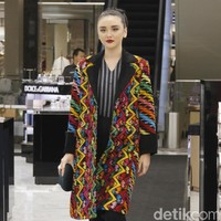 Metro Department Store menggandeng beberapa brand ternama untuk mememerkan koleksi busananya di antaranya Studio 133 biyan, Danar Hadi, Batik Semar dan Batik Keris, untuk memeriahkan Hut RI ke-74. Fashion show digelar di Metro Plaza Senayan, Jakarta Pusat. [Jumat, 9/8/2019]. Foto: Mohamamd Abduh/Wolipop