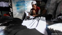 Selain memroduksi kaus kaki sekolah beragam ukuran, industri rumahan ini juga memroduksi kaus kaki bola hingga costum.