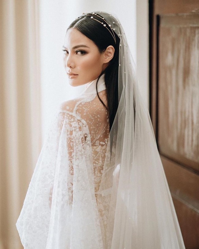 Beauty influencer Vinna Gracia resmi menikah di Bali pada Sabtu (10/8/2019). Dalam momen besarnya itu, Vinna melakukan makeup sendiri.  Foto: dok. Instagram @vinnagracia/fotografer @mike.omarr @morden.co 