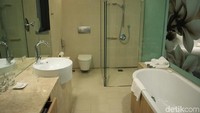 Kamar mandi kamar yang berukuran cukup luas dan dilengkapi dengan shower serta bathub (Randy/detikcom)