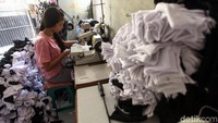 Dalam sehari, industri rumahan tersebut mampu memproduksi kaus kaki sebanyak 40 lusin.