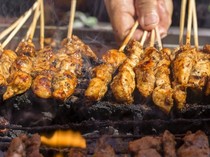 Nggak Perlu Panik Ada Noda Bekas Bakar Sate di Carport, Ini Cara Bersihkannya