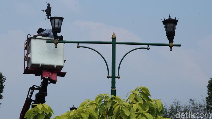Petugas dari Suku Dinas Perindustrian dan Energi melakukan perawatan lampu penerangan jalan umum (LPJU) di kawasan Jalan Diponegoro, Jakpus.