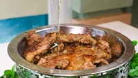 Lain halnya dengan Tasyi Athasyia yang mengolah masakan daging jadi menu Daging Goreng Maroko. Foto: Istimewa