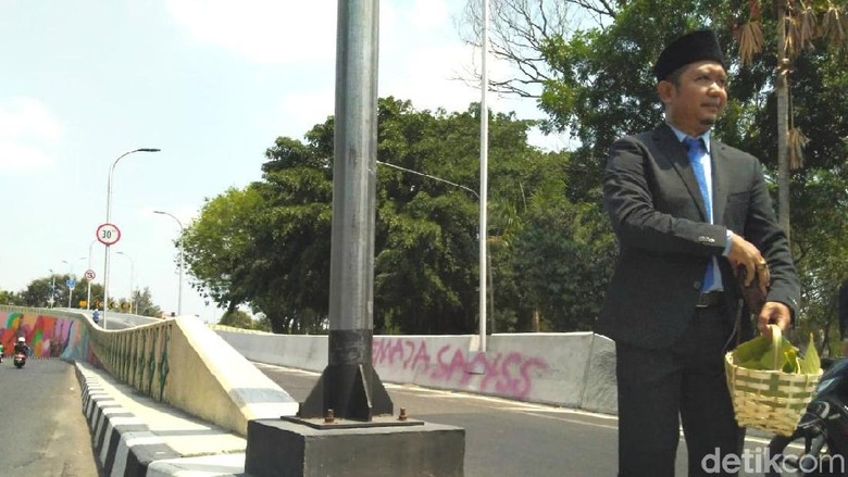 Tabur Bunga di Overpass Manahan, Kasus Tabrak Lari Diharapkan Tuntas Tabur Bunga di Overpass Manahan, Kasus Tabrak Lari Diharapkan Tuntas