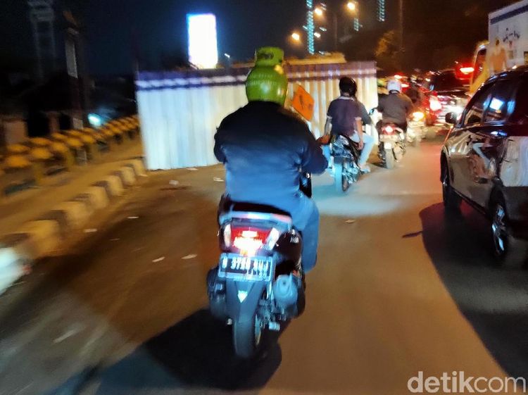 Hanya untuk Masyarakat Miskin, Helm Unik ala Elpiji 3 Kg