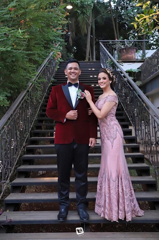 “Awalnya kenal rocky dia adalah temenku dari SMP, pernah satu kelas tapi sama sekali belum dekat cuman temenan aja. Terus SMA dan kuliah juga pisah. Di akhir kuliah akhirnya ketemu lagi pas acara reuni SMP. Akhirnya deket dari tahun 2011 dekat sampai sekarang sampai nikah alhamdulillah,” kata Cantika. Foto: dok. pribadi cantika felder