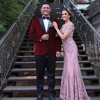 “Awalnya kenal rocky dia adalah temenku dari SMP, pernah satu kelas tapi sama sekali belum dekat cuman temenan aja. Terus SMA dan kuliah juga pisah. Di akhir kuliah akhirnya ketemu lagi pas acara reuni SMP. Akhirnya deket dari tahun 2011 dekat sampai sekarang sampai nikah alhamdulillah,” kata Cantika. Foto: dok. pribadi cantika felder