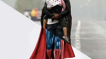 Seorang pengungsi Suriah membawa putrinya menuju perbatasan Yunani. Foto: Uğur Gallenkuş