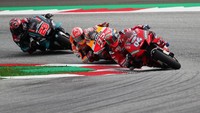 Seiring berjalannya balapan, Dovizioso mampu mengambil alih posisi terdepan. Pebalap Ducati tersebut dibayangi Marquez. Foto: Reuters