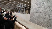 Di Mina juga menjadi tempat wajib haji lainnya, melontar jamrah.