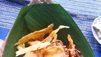 Di daerah Ngawi, Blitar hingga Kediri pecel pincuk populer sebagai menu sarapan. Lauk telur ceplok dan dadar paling favorit, ditambah orek tempe jadi makin mantap. Foto : Instagram @ratujajan_