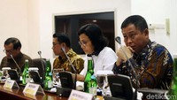 Menteri Keuangan Sri Mulyani, Menteri ESDM Ignasius Jonan dan sejumlah menteri lainnya terlihat hadir.