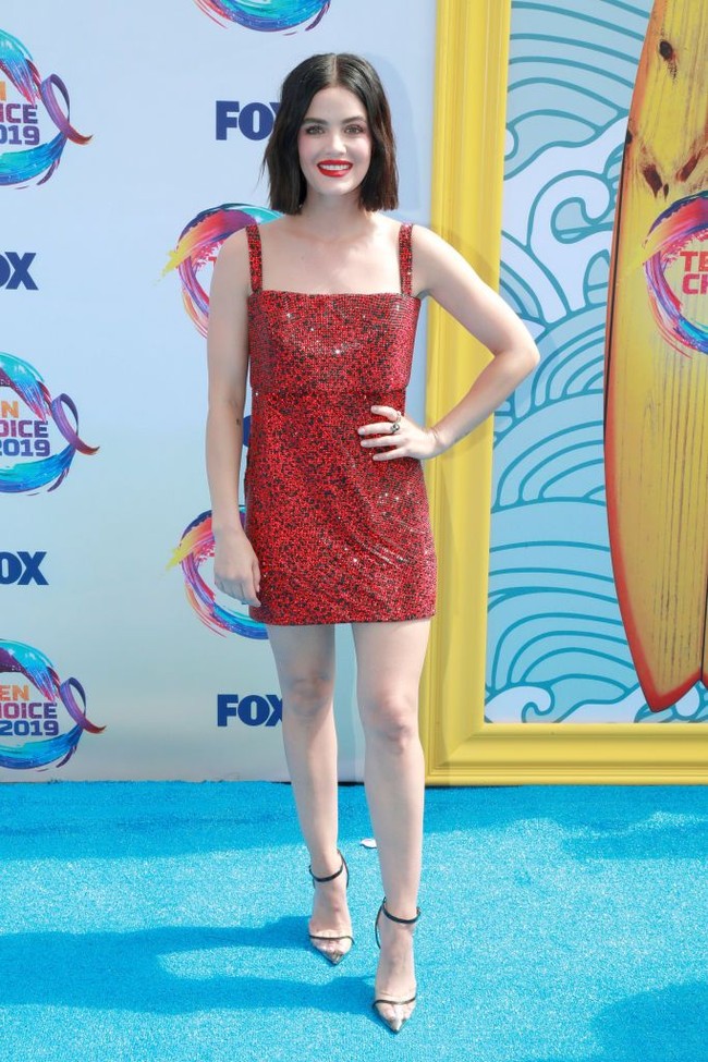 Lucy Hale pun terlihat percaya diri dengan tubuh mungilnya dalam balutan mini-dress merah Jean Paul Gaultier dan heels Andrea Wazen. (Foto: Getty Images)
