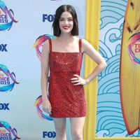 Lucy Hale pun terlihat percaya diri dengan tubuh mungilnya dalam balutan mini-dress merah Jean Paul Gaultier dan heels Andrea Wazen. (Foto: Getty Images)
