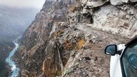 Memang tersembunyi, lembah Pangi pun memiliki jalan yang mengerikan. Jalan Alwas-Killar Road berada di ketinggian 4.400 mdpl dengan bentangan 127 km. Untuk 30 km saja, dibutuhkan sekitar empat jam perjalanan. (Himanshu Khagta/BBC)