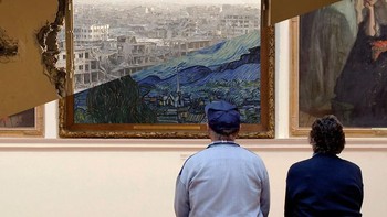 Bangunan yang hancur di Mosul membingkai melalui jendela hotel yang rusak di dekat Kota Tua. Foto: Uğur Gallenkuş