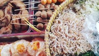 Pecel pincuk dijajakan dengan memajang sayuran rebus dan aneka lauk-pauknya. Tinggal pilih yang diinginkan. Foto : Instagram @pecelpincuk.patria