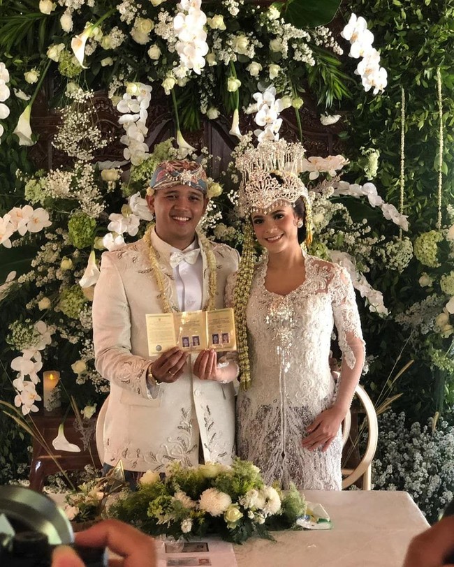 Cantika dan pasangannya Rocky Ramdhana menggelar akad nikah pada Minggu (11/8/2019) pagi dengan mengusung adat tradisional Sunda. Pada saat akad, finalis Gadis Sampul itu memakai kebaya rancangan dari Hengki Kawilarang. Foto: instagram @minatiatmanagara